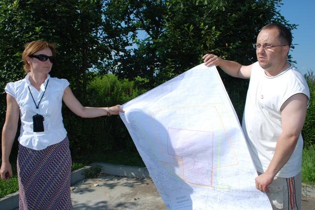 Miejsce, gdzie miałaby powstać inwestycja wskazują na mapie architekt miejski Sława Liniewska oraz radny Krzysztof Czeluśniak. Fot. Damian Palar