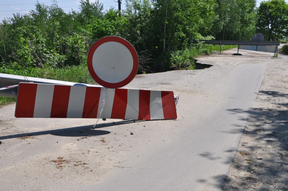 Osuwisko na drodze powiatowej w Sowinie