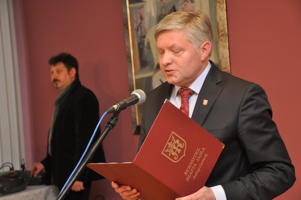 W imieniu Prezydenta RP medale wręczył burmistrz Jasła Andrzej Czernecki. Fot. © terazJaslo.pl / DAMIAN PALAR