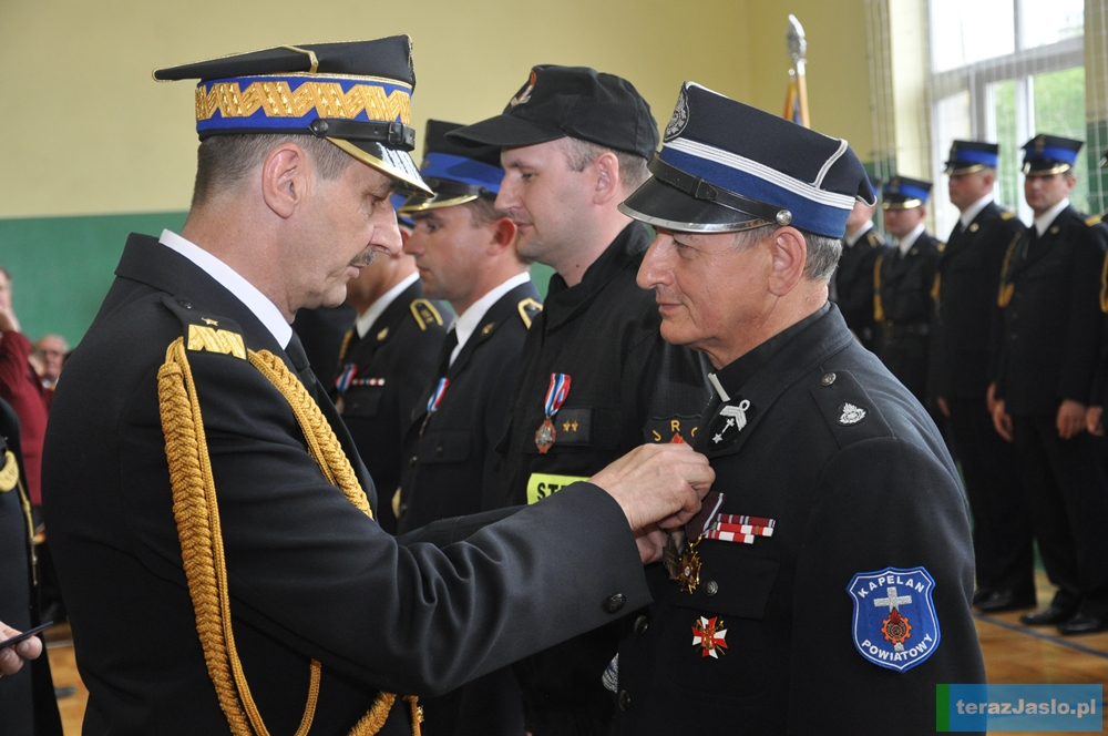 Wśród odznaczonych znalazł się m.in. kapelan jasielskich strażaków ks. Tadeusz Wawryszko ze Skołyszyna. Fot. © terazJaslo.pl / DAMIAN PALAR
