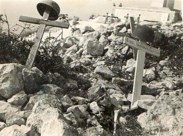 Szczyt Monte Cassino zaraz po bitwie - 1944 r. w tle żołnierze z oddziału S. Świdraka