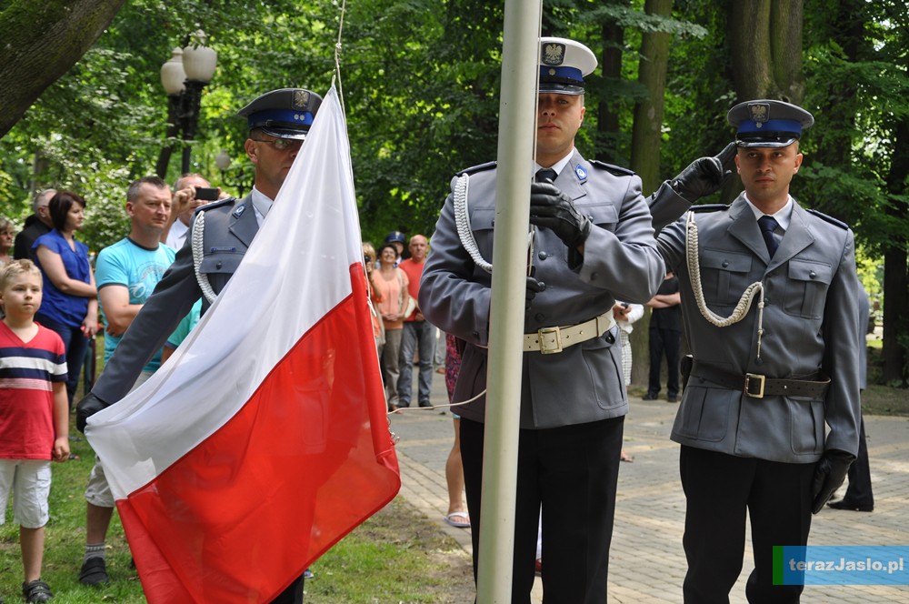 W 95 rocznicę powołania Policji państwowej na maszcie zawisła biało-czerwona flaga narodowa. Fot. © terazJaslo.pl / DAMIAN PALAR