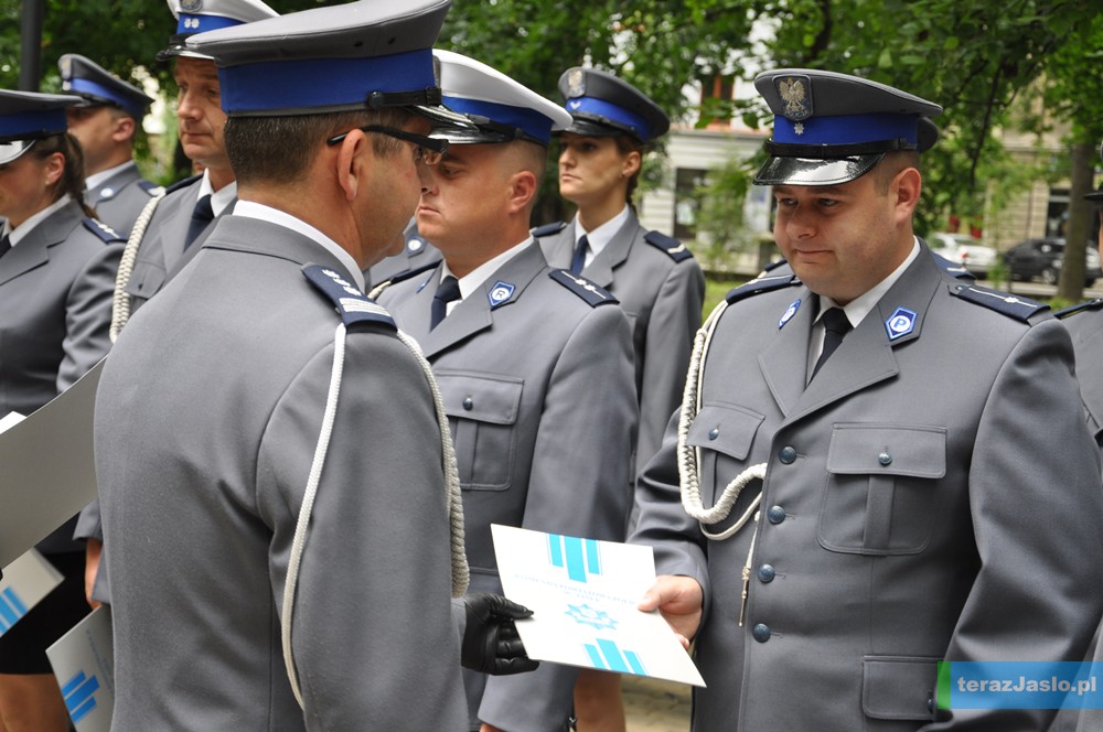 Awans na młodszego aspiranta odbiera Dawid Kwilosz. Fot. © terazJaslo.pl / DAMIAN PALAR