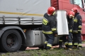Strażacy neutralizują plamę oleju na DK 73 w Kołaczycach