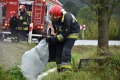 Strażacy neutralizują plamę oleju na DK 73 w Kołaczycach