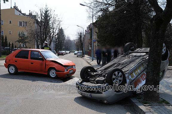 Skutki wypadku, do którego doszło w Jaśle (fot. KPP w Jaśle)