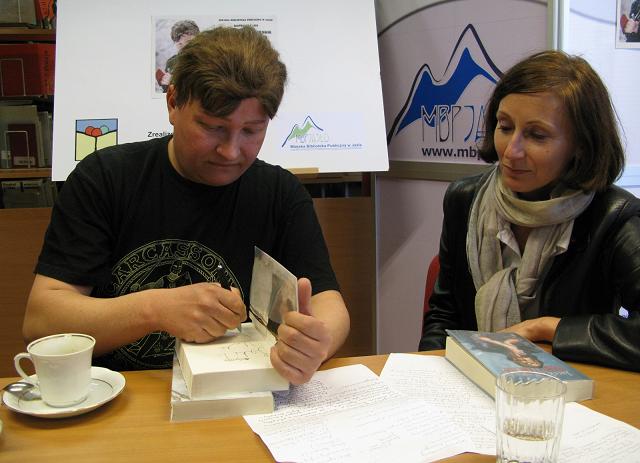 Podczas spotkania autor chętnie podpisywał swoje książki (fot. MBP w Jaśle)
