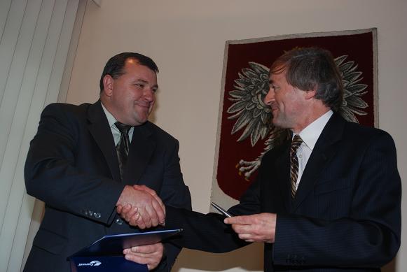 Umowę o współpracy podpisali: Andrzej Czajka (z lewej) i prof. Leszek Woźniak. Fot. Damian Palar