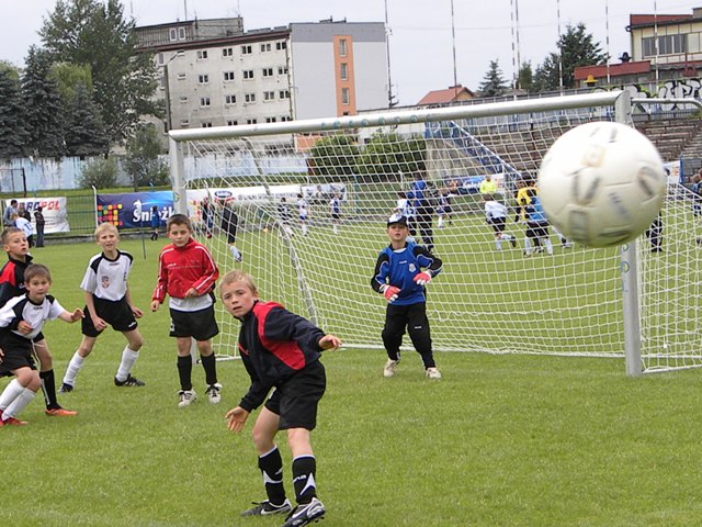 Młodzi piłkarze z zaangażowaniem walczyli pod bramką o każdą piłkę. Fot. archiwum
