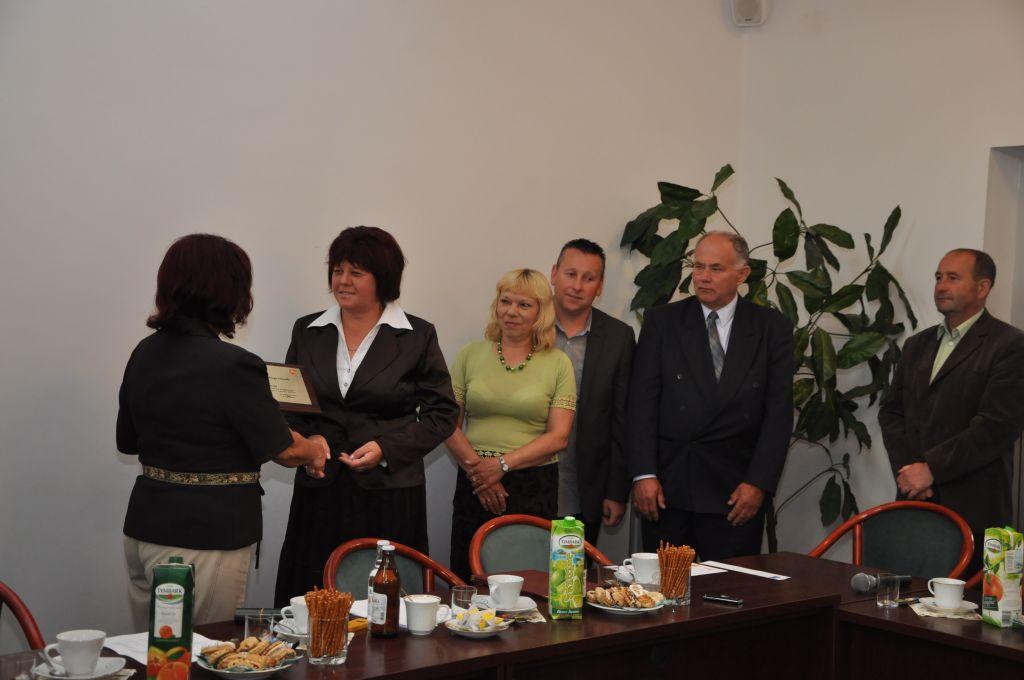 Nagrodę odbiera przewodnicząca Zarządu Osiedla Bryły Zofia Kras. Fot. UMJ