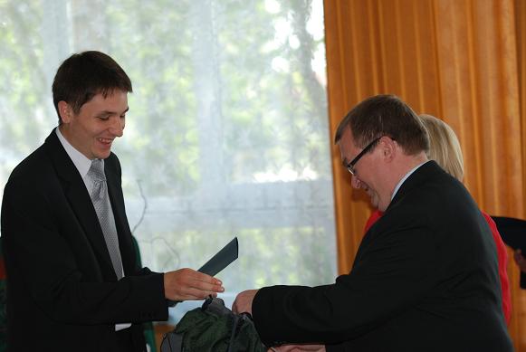 Nagrodę z rąk wicestarosty jasielskiego odbiera Piotr Śliż z ZSP w Kołaczycach. Fot. Damian Palar