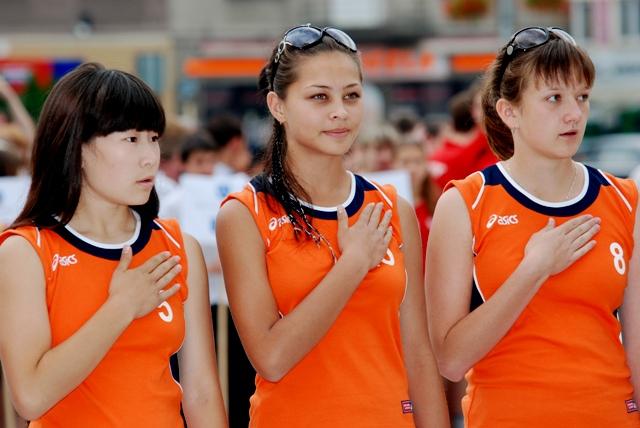 W turnieju siatkówki dziewcząt, wygrały reprezentantki Kazachstanu. Tutaj podczas ceremonii otwarcia turnieju. Fot. Damian Palar