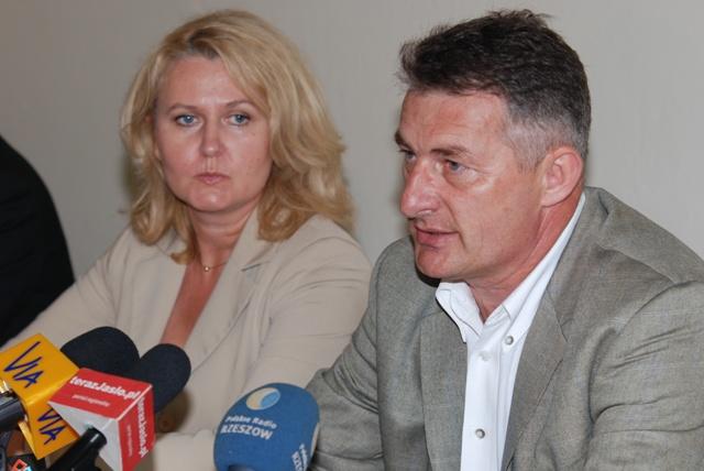 Poseł Marek Rząsa, obok siedzi szefowa podkarpackiej PO Elżbieta Łukacijewska. Fot. Damian Palar
