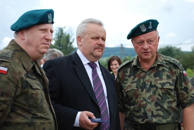 W czwartek na placu budowy był obecny wojewoda podkarpacki Mirosław Karapyta. Obok niego stoją: Witold Przybyła (z lewej) i Krzysztof Sobczak. Fot. terazJaslo.pl / Damian Palar