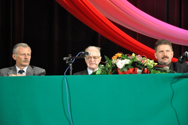 Od lewej siedzą: sekretarz miasta Józef Bajorek, Ryszard Dalecki, Mariusz Świątek. Fot. archiwum UMJ