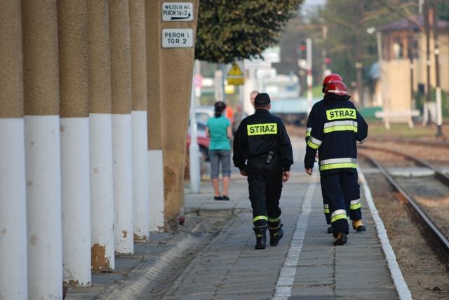 Strażacy przeszukują teren dworca kolejowego. Fot. terazJaslo.pl / Damian Palar