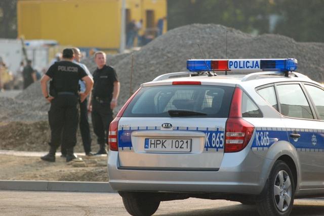 Policja przed budowanym hipermarketem na ulicy Lwowskiej. Fot. terazJaslo.pl / Damian Palar