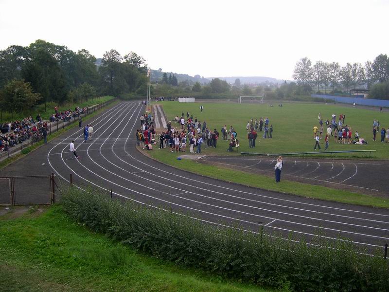 Stadion lekkoatletyczny w czasie zawodów. Fot. archiwum ZS w Trzcinicy