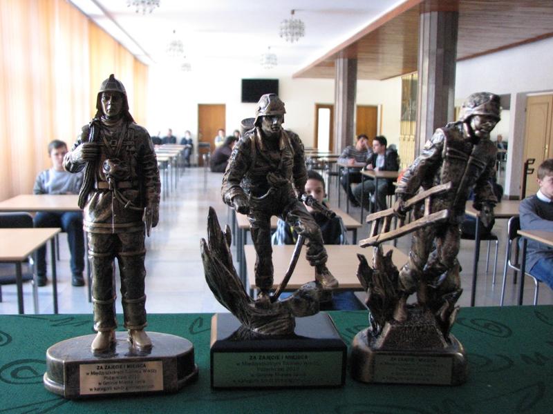 Statuetki dla laureatów konkursu. Fot. UMJ