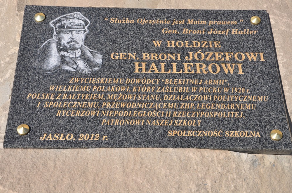 Pamiątkowa tablica odsłonięta podczas dzisiejszych uroczystości nadania imienia ZSUiS w Jaśle przy ulicy Staszica 30