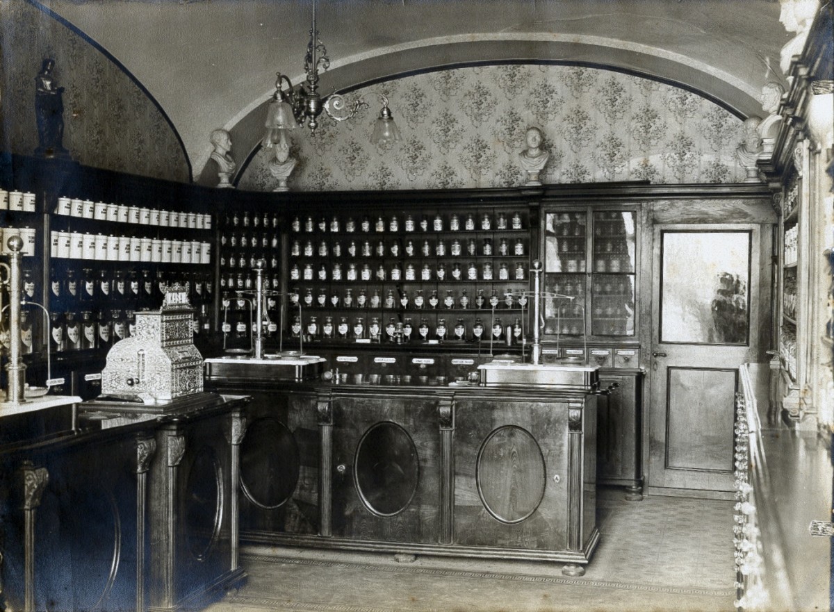 Wnętrze apteki z lat 1905-1910