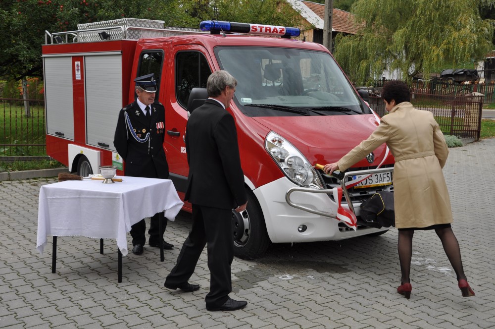 Uroczyste przekazanie samochodu dla OSP Kąty