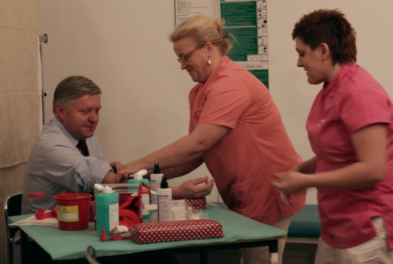 Burmistrz Andrzej Czernecki oddaje krew do badań