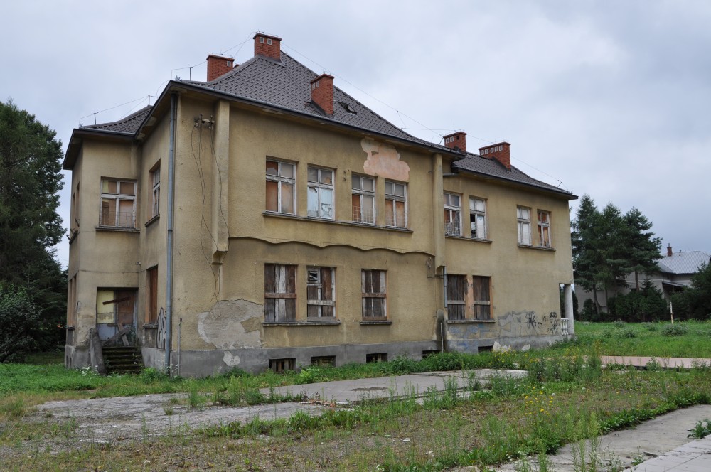 Ruina po byłym przedszkolu kolejowym. Fot. © terazJaslo.pl / DAMIAN PALAR