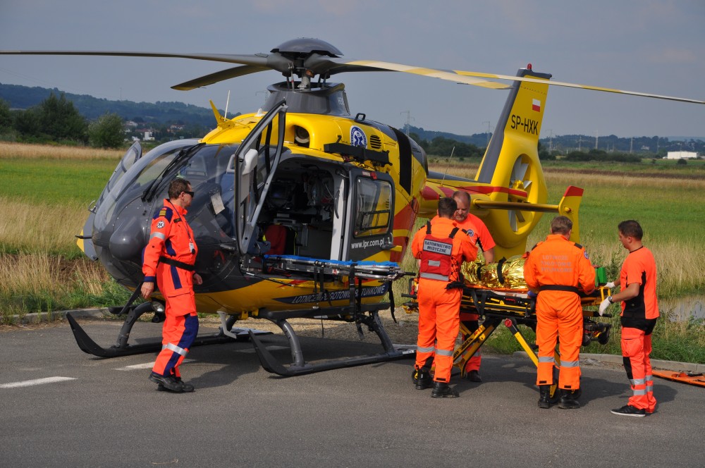 Ratownik 10 przekazuje pacjenta załodze Pogotowia Ratunkowego z Jasła. Fot. © terazJaslo.pl / DAMIAN PALAR