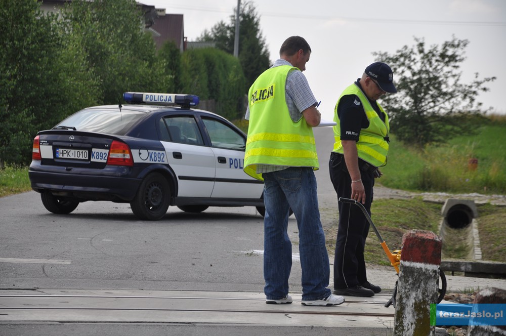 Policjanci zabezpieczają ślady na miejscu tragicznego wypadku. Fot. © terazJaslo.pl / DAMIAN PALAR