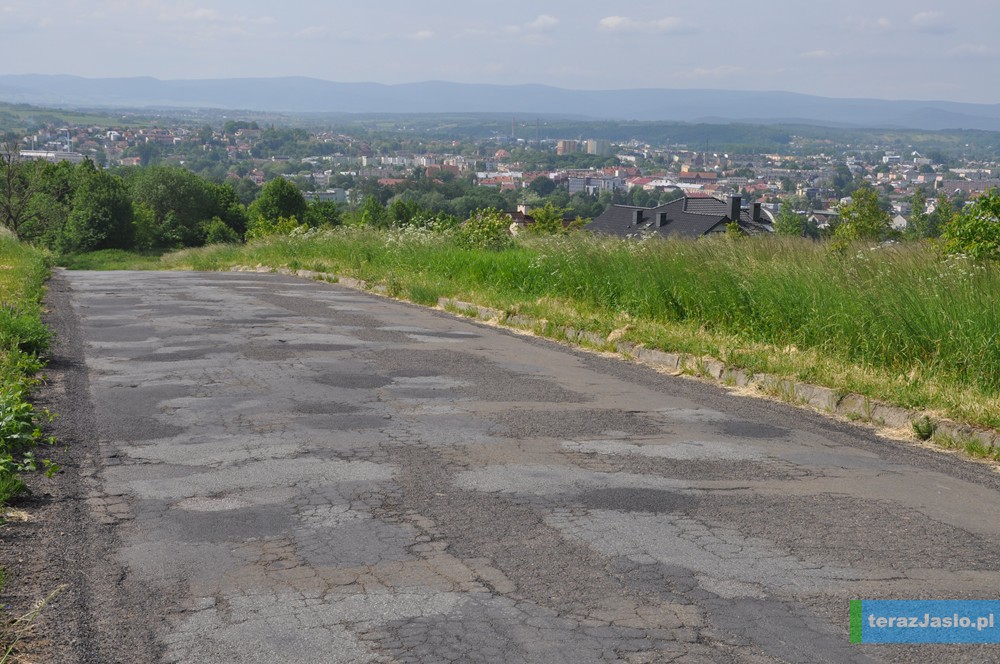 Fragment wytypowanej do remontu ulicy Na Kotlinę wzdłuż drogi powiatowej relacji Jasło-Bieździadka. Fot. © terazJaslo.pl / DAMIAN PALAR