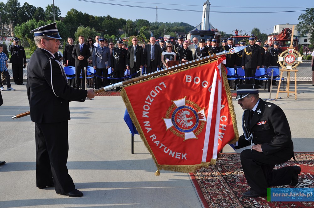 Wiceprezes Zarządu Głównego ZOSP RP Janusz Konieczny wręcza sztandar prezesowi OSP Skołyszyn Stanisławowi Święchowi. Fot. © terazJaslo.pl / DAMIAN PALAR