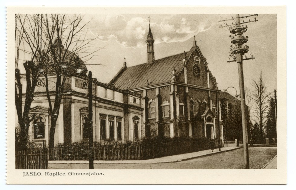 Kaplica gimnazjalna - widok z roku 1935 © pocztówka pochodzi ze zbiorów Jerzego Rucińskiego udostępnionych na stronie www.kartki.umjaslo.pl