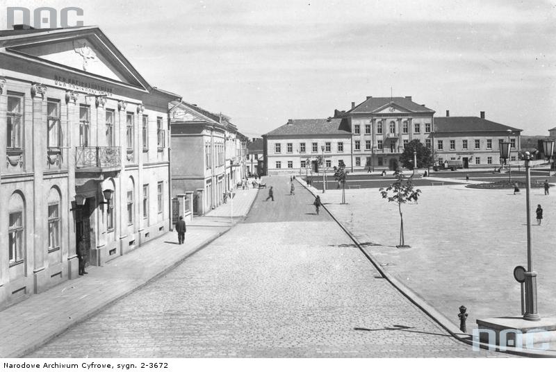 Widok Rynku z magistratem i gmachu starostwa sprzed września 1944 roku. Źródło: © Narodowe Archiwum Cyfrowe