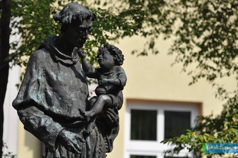 Figura świętego Antoniego na skwerze Jego imienia w Jaśle. Fot. © terazJaslo.pl / Damian PALAR