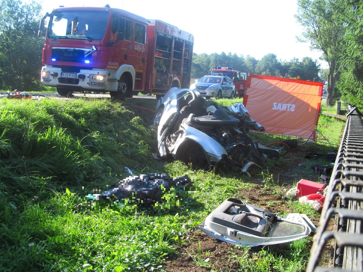 Trzy osoby nie przeżyły wypadku w Kołaczycach, gdzie na drodze krajowej nr 73 doszło do zderzenia samochodu osobowego z ciągnikiem siodłowym. Fot. © terazJaslo.pl / Marcin PAŁAC