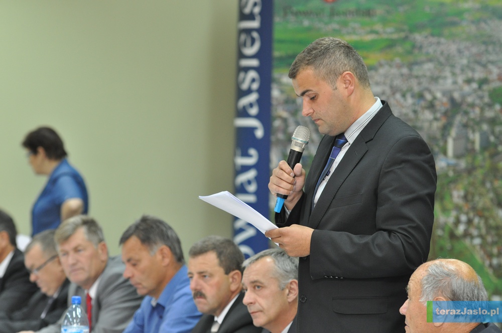 W imieniu klubu radnych PiS wniosek przedstawił najmłodszy w gremium radny Mateusz Lechwar. Fot. © terazJaslo.pl / Damian PALAR