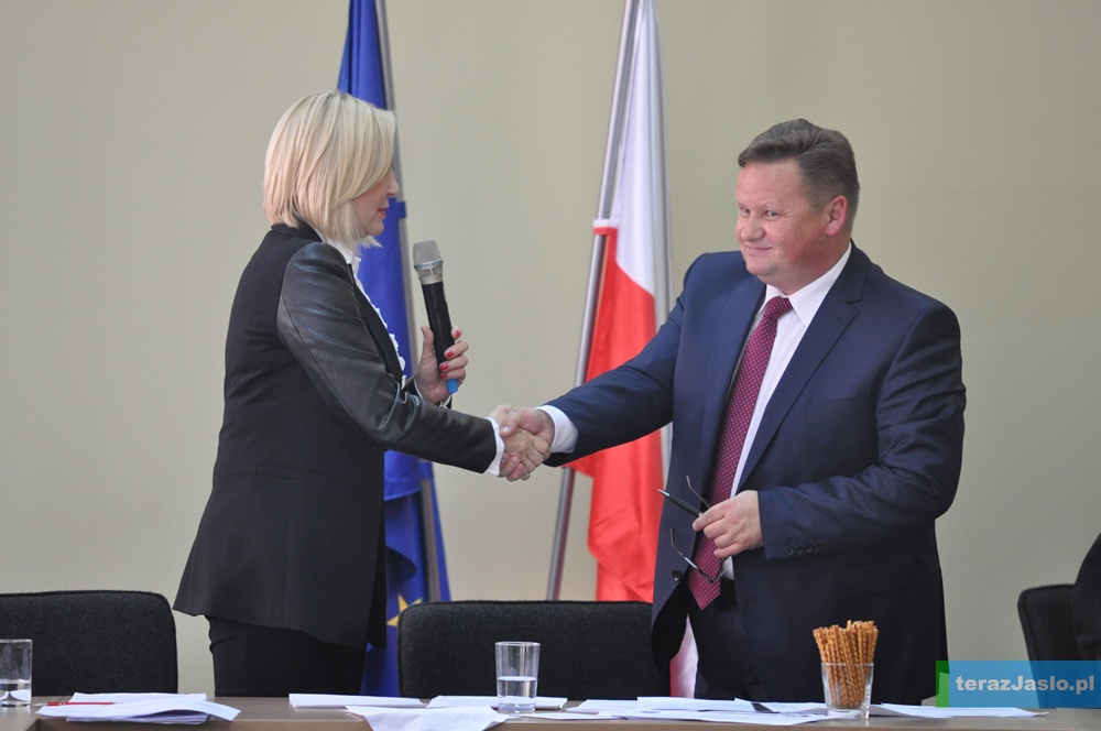 Wiceprzewodnicząca Rady Powiatu Anna Bialik podziękowała Grzegorzowi Persowi za współpracę. Fot. © terazJaslo.pl / Damian PALAR