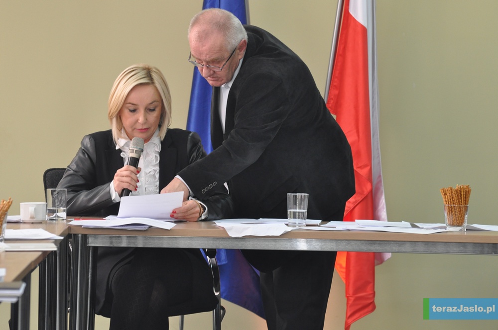 Po odsunięciu Grzegorza Persa z prezydium dalszą część obrad prowadziła wiceprzewodnicząca Anna Bialik (PSL). Fot. © terazJaslo.pl / Damian PALAR