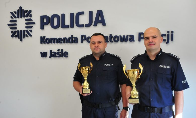 | Nz. od prawej: Konrad Janusz i Waldemar Bara. FOT. © KPP w Jaśle